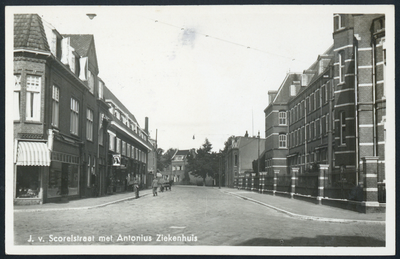 606084 Gezicht in de Jan van Scorelstraat te Utrecht, vanaf de kruising met de Prins Hendriklaan, met rechts het ...